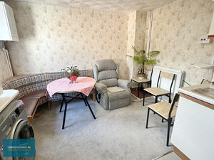 Kitchen/Breakfast Room- click for photo gallery